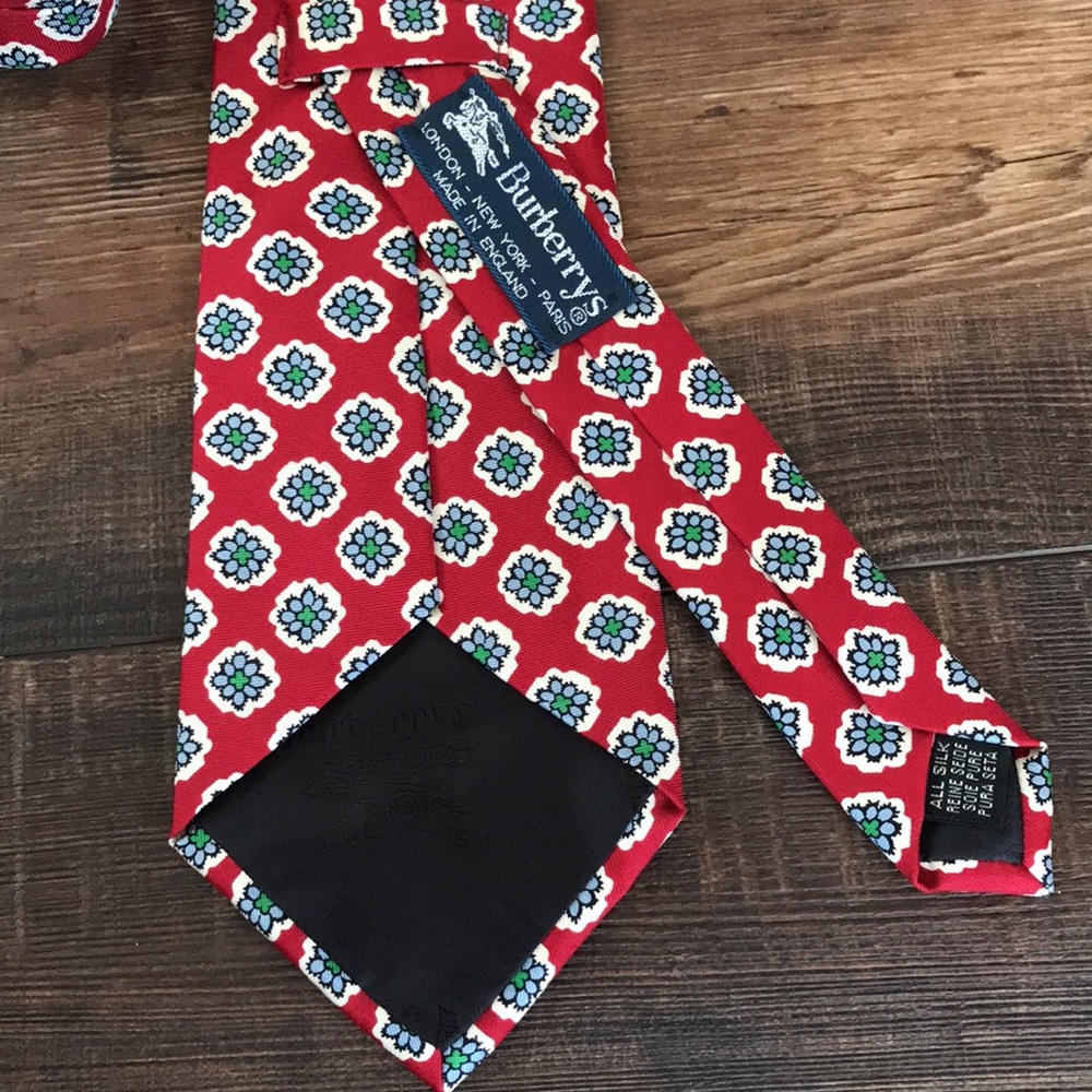 🏇 Burberry Silk Red Patterned Men's Tie - Picture 5 of 8